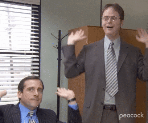 um gif de pessoas do escritório fazendo a dança do arremesso
