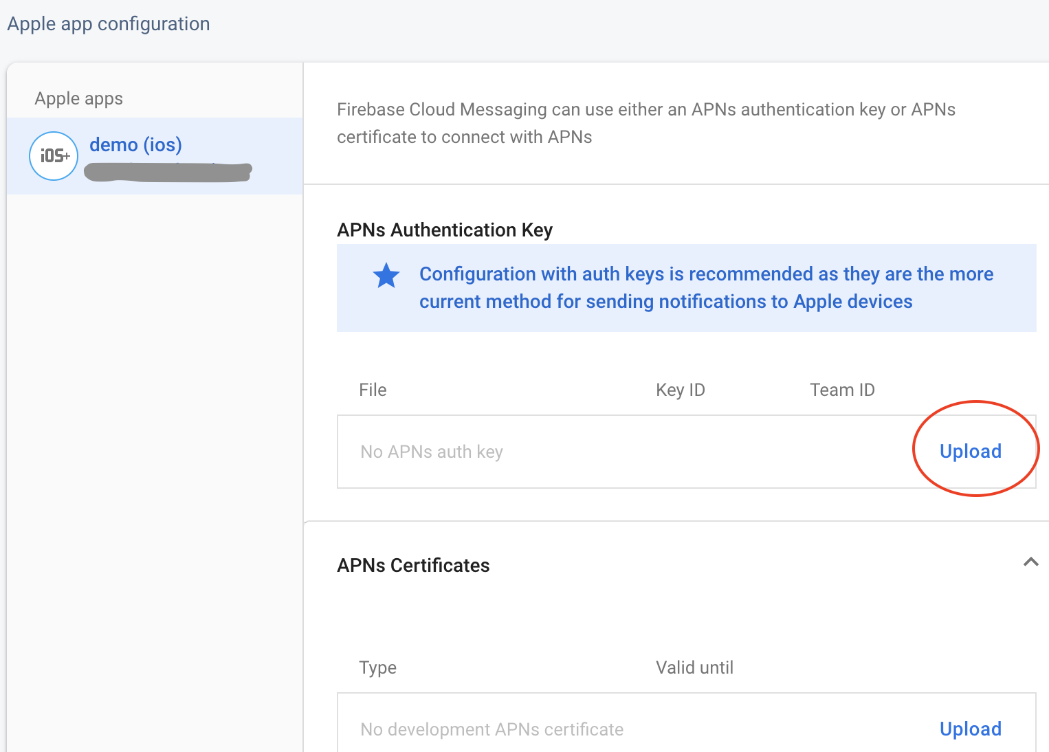 ภาพหน้าจอที่ครอบตัดของหน้าคอนโซล Firebase ที่ไฮไลต์ปุ่มสำหรับการอัปโหลดคีย์การตรวจสอบสิทธิ์ APN