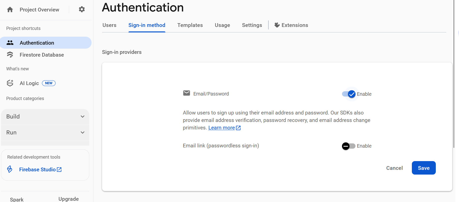 Trang cài đặt Firebase Authentication, với thẻ "Phương thức đăng nhập" được chọn. Điều này cho thấy nhà cung cấp "Email/Mật khẩu" đang bật, trong khi nhà cung cấp "Đường liên kết qua email (đăng nhập không cần mật khẩu)" đang tắt.