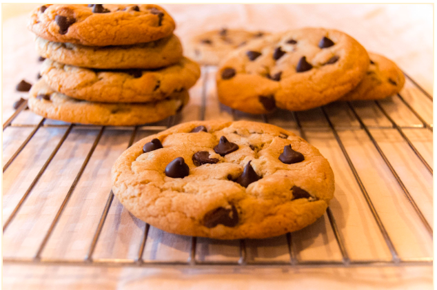foto de vários biscoitos com gotas de chocolate
